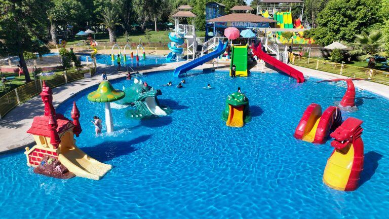 Piscina Acuakids, con juegos infantiles de colores y toboganes cortos