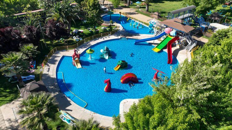 Vista aérea de la piscina Acuakids y sus figuras de colores