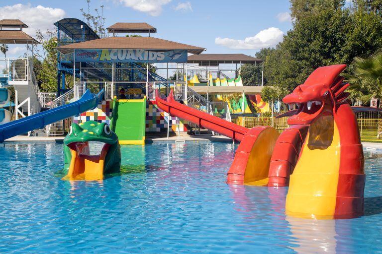 Toboganes infantiles y figura de dragón en la piscina Acuakids