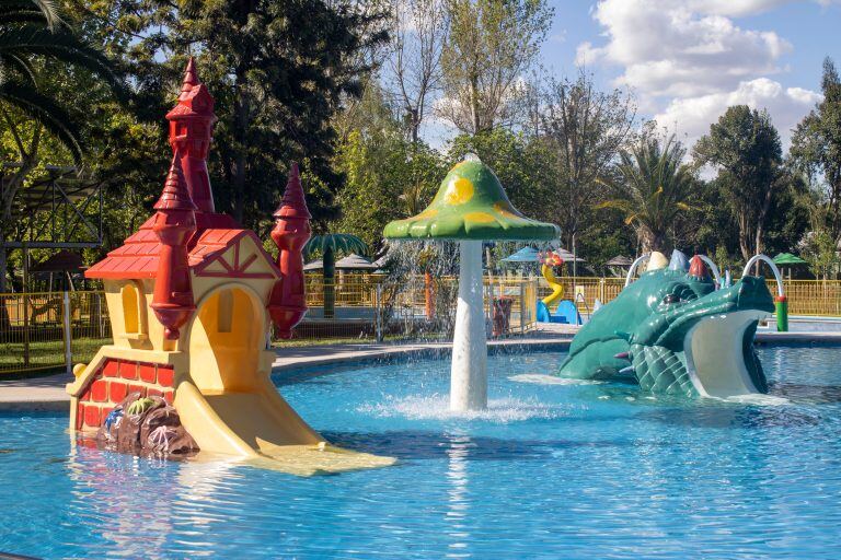 Juegos de agua de la piscina Acuakids: el dragón, el hongo y el tobogán amarillo