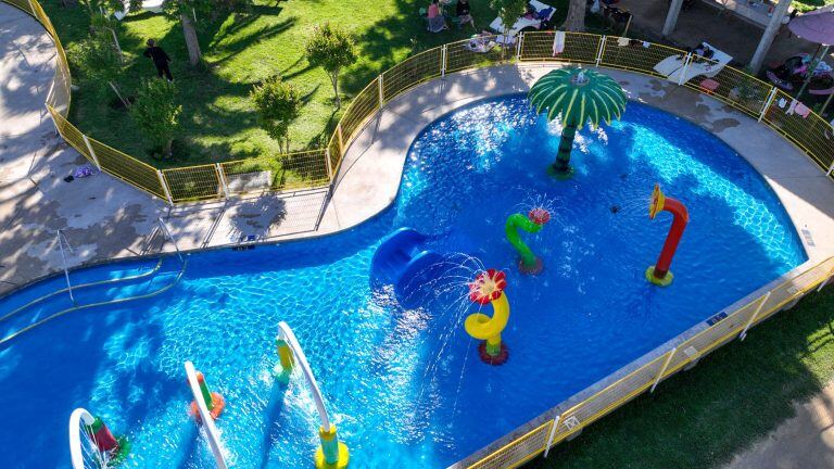 Vista aérea de la piscina Acuaspray y sus juegos de agua