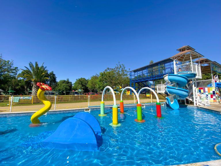 Juegos de agua de la piscina Acuaspray al pie de los toboganes