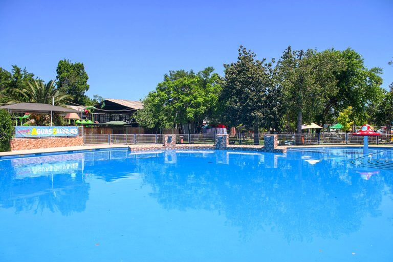 La piscina Aguas Salvajes vista desde el borde