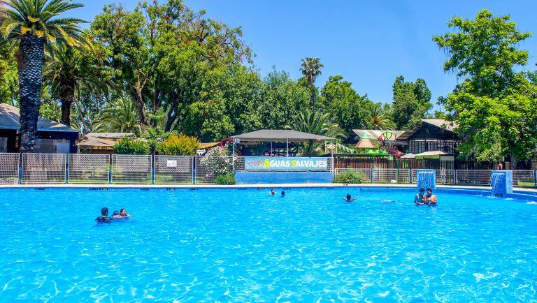 Bañistas flotando en la piscina Aguas Salvajes