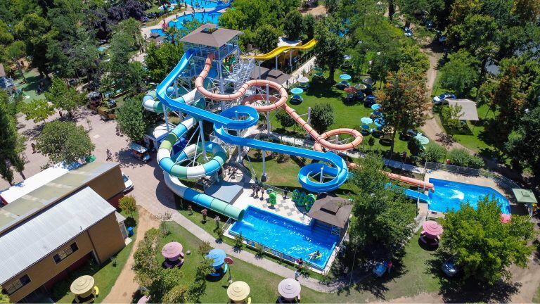 El tobogán Anaconda visto desde arriba, junto a las piscinas