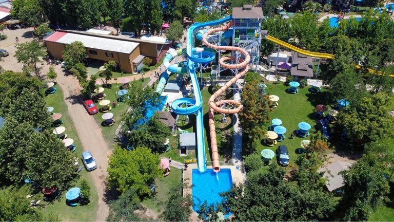 Vista aérea del tobogán Anaconda dentro del parque