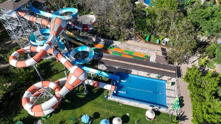 Vista aérea del tobogán Family Fun y su piscina de llegada