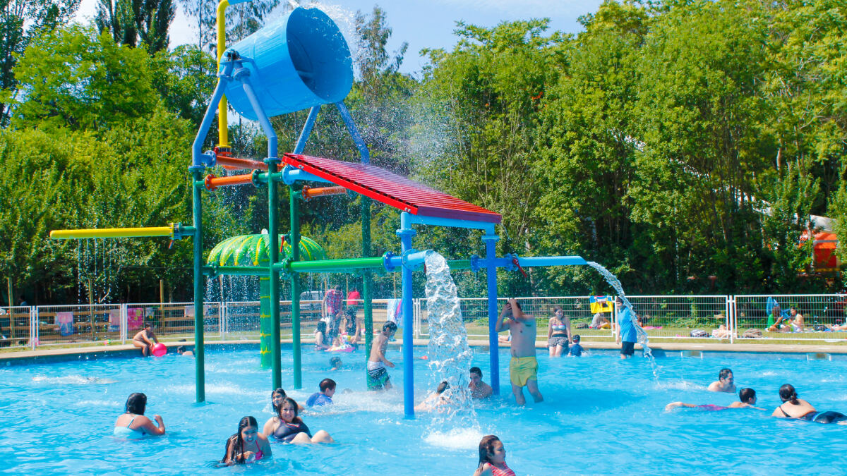 Curso disfrutando de las piscinas del parque