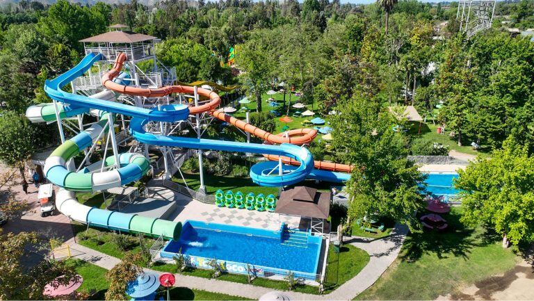 Vista aérea del tobogán Toboloco junto a las piscinas