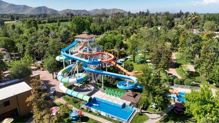 El tobogán Toboloco desde arriba, con el parque alrededor