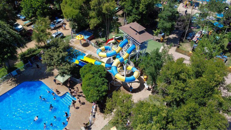 Vista aérea del tobogán Torbellino junto a la piscina